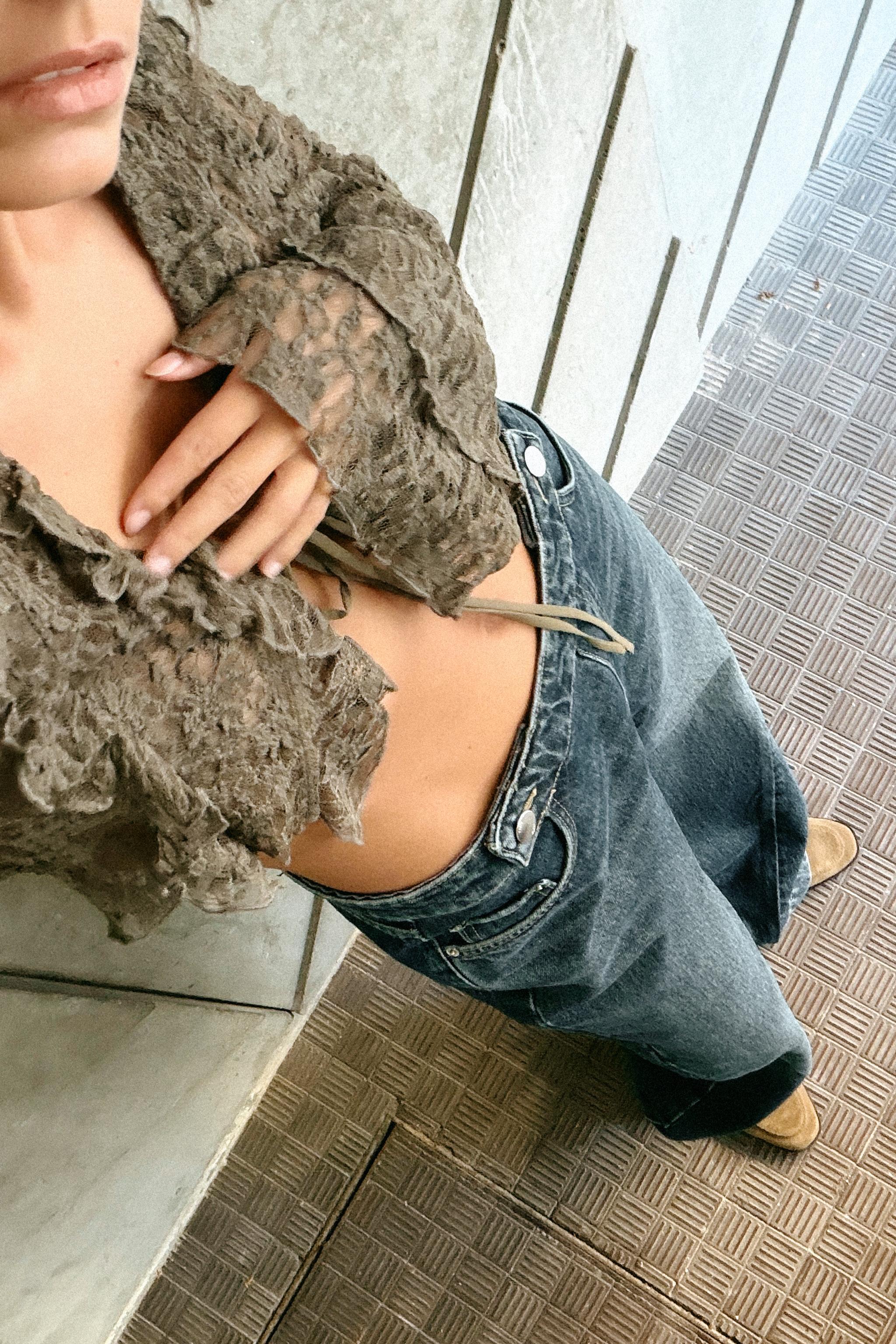 VESTE COURTE EN DENTELLE À VOLANTS